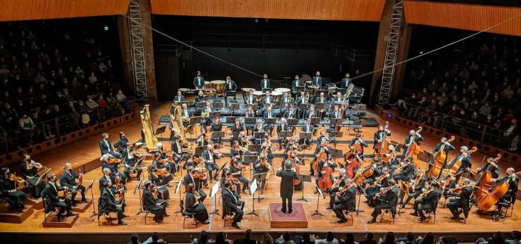 L’Orchestre de l'Opéra national de Paris, sous la direction de Gustavo Dudamel