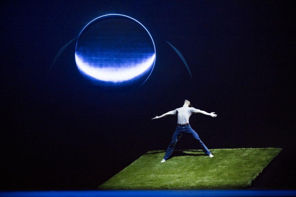 LE CHANT DE LA TERRE , UNE SYNTHÈSE DE DANSE ET DE MUSIQUE .