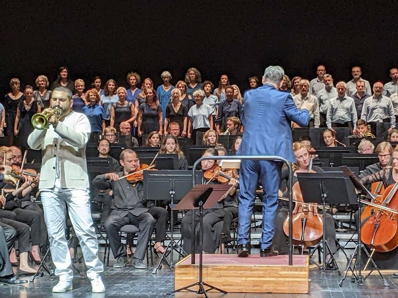 Ibrahim Maalouf, l'Orhestre national du Capitole et le Choeur A Bout de Souffle dans l'exécution du l'Hommade à Antoine de Saint-Exupéry, d'Ibrahim Maalouf - Photo Classictoulouse -