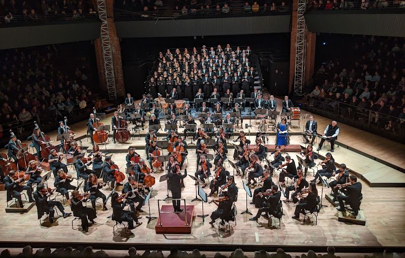 L'Orchestre national du Capitole, le double chœur et les quatre solistes dirigés par Tarmo Peltokoski - Photo Classictoulouse -
